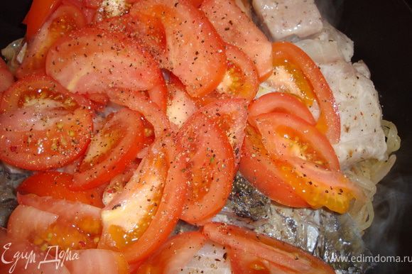 Сверху положить куски рыбы и помидоры, посолить и поперчить учитывая, что рыба уже посолена.