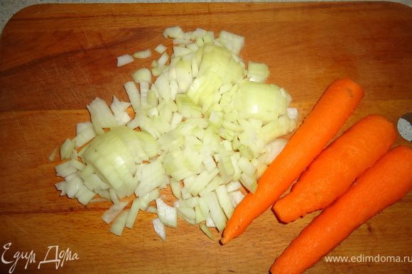 Лук и морковь чистим;