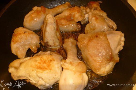Разогреть в сотейнике растительное масло и обжарить курицу до румяной корочки.