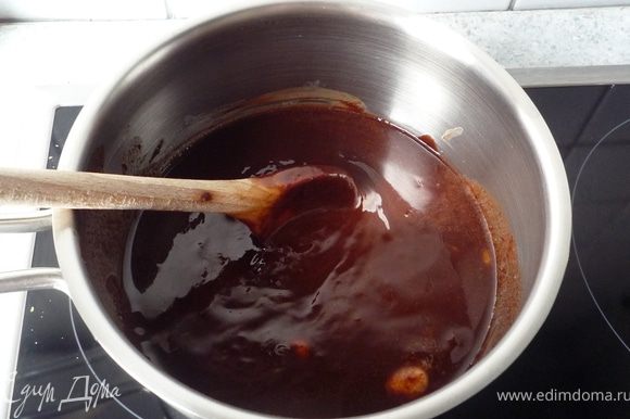 150г темного шоколада грубо порубить и растопить на водяной бане вместе со сливочным маслом.