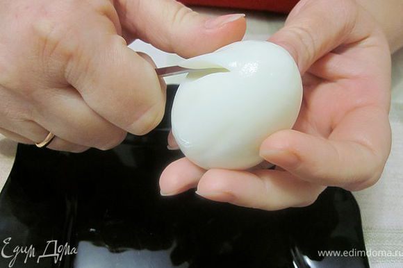 1)Для начала сварить яйцо в крутую. Остудить, почистить. Далее: берём нож с тонким кончиком и надрезаем яйцо с острого конца, как-бы чуть-чуть углубляясь и выныривая. То есть плавными, волнообразными движениями начинаем делать лепесточки.