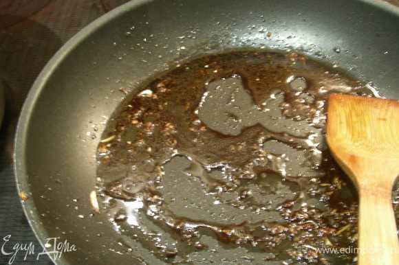 Готовим заправку. Прямо в сковороду добавляем соевый соус, кунжутное масло (если готовили на оливковом), сок лайма, натертый на терке имбирь.
