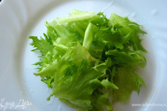 Формируем салат: выкладываем салат