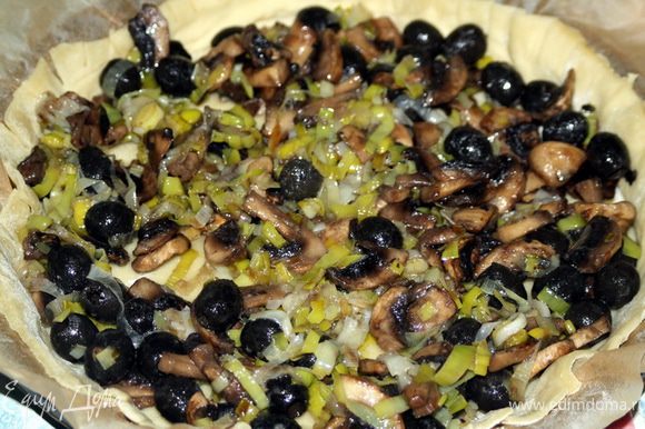 Выложить начинку. сначала лук + грибы + маслины...