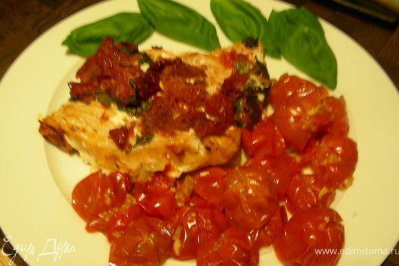 Выкладываем рыбку и помидорчики на тарелки, присыпаем или украшаем свежим базиликом и подаем. Приятного аппетита!