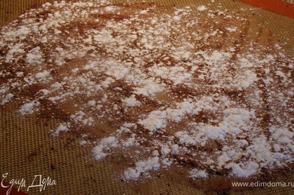 Силиконовый коврик посыпаем какао, сверху - сахарной пудрой, выкладываем прямоугольник теста. Я решила, что внешней оболочкой будет светлое тесто.