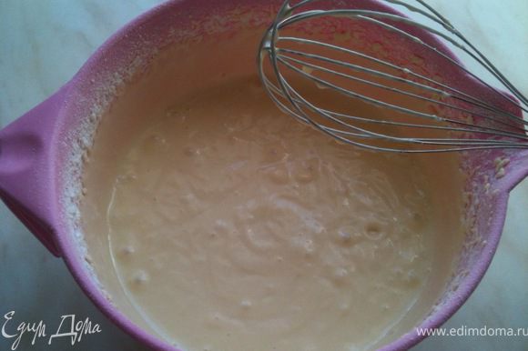 Приготовить тесто. Яйца взбить с солью и сахаром. Добавить кефир, майонез и соду. Продолжать взбивать. Добавить муку. Тесто - консистенция густой сметаны.