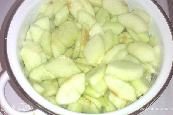 Очистить яблоки.Нарезать толстыми дольками и вместе с лимонным соком, водой и сахаром тушить до полумягкого состояния.