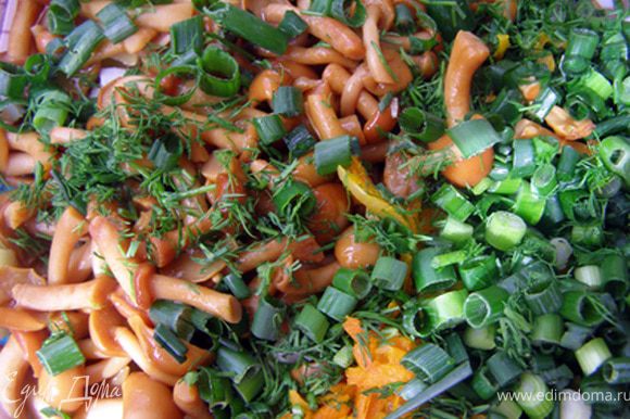 3) Добавить охлаждённые лук и морковь к остальным ингредиентам, обсушенные опята (более крупные грибы порезать пластиками), порубленную зелень, консервированный горошек.