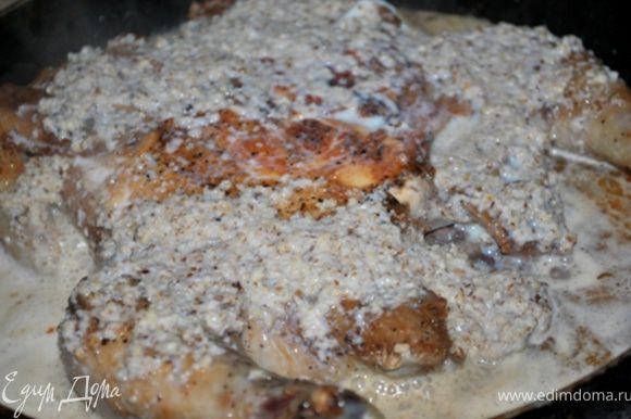 Снять гнет, влить подготовленную орехово-сливочную смесь и тушить на медленном огне, периодически поливая курицу соусом, 10–15 минут. Готовность мяса проверяем ножом.