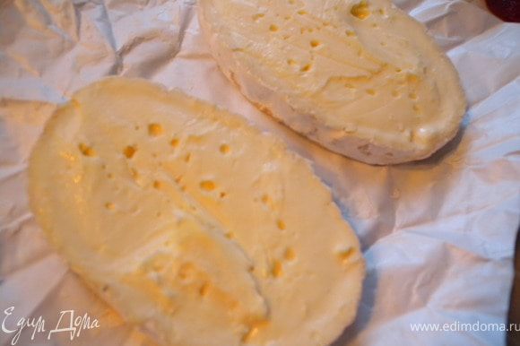 Разрезать сыр на 2 половинки