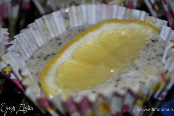 Выложить тесто в формочки для маффинов. Лимон тонко нарезать и положить сверху. посыпать немного коричневым сахаром.