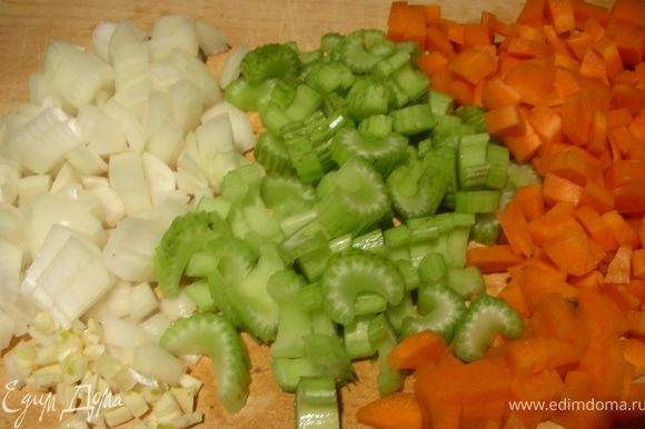 Лук, чеснок, морковь и стебли сельдерея нарезаем помельче.