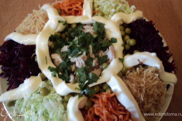Вот так формируется обычно салат «Огород»: по краю блюда выложить отдельными кучками подготовленные капусту, корейскую морковку, свеклу, картофель-фри, по середине – куриное филе, вокруг него зеленый горошек и майонез. Смешивается салат на столе.
