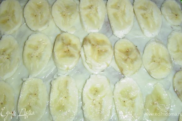 Этим кремом смажьте коржи и выложите нарезанные бананы.