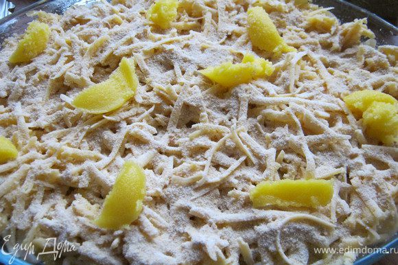 Тертый сыр смешать со взбитым яйцами.И вылить на макароны.Посыпать сверху сухарями,положить кусочки масла.