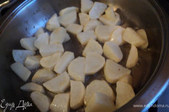 Картофель почистить и разрезать на небольшие кусочки. Поджарить на растительном масле до полуготовности. Выложить в кастрюлю с кипящей водой, в которую добавить отвар от грибов и соль. Уменьшить температуру плиты до минимальной.