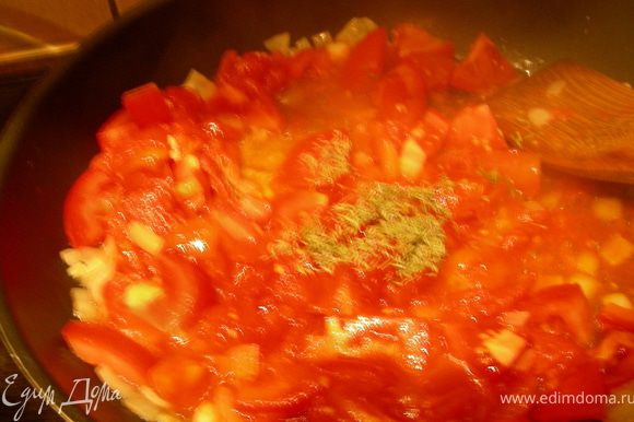 Добавляем помидоры, немного сока по желанию, тимьян и тушим минут 10-15 (можно и меньше), затем добавляем оливки, разрезанные пополам.