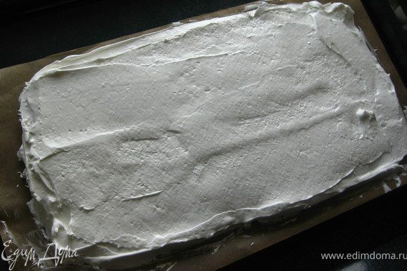 Взбить белки до густой пены. Продолжая взбивать, добавить сахар. Выложить меренгу на бумагу для выпечки, ровным слоем, толщиной примерно 1см.