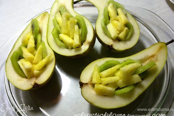 Кольца ананаса очистить от кожуры, вырезать твердую середину и нарезать на небольшие кусочки. Киви также очистить и нарезать. Выложить нарезанные фрукты в груши.
