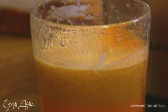 С помощью соковыжималки отжать сок из моркови, сельдерея и цикория.
