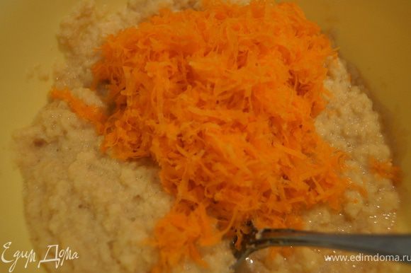 Морковь натереть на мелкой терке и добавить к картофелю.