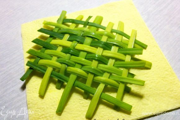 Для декора блюда и в качестве подложки для биточков я придумала вот такую плетенку из лука-порея.