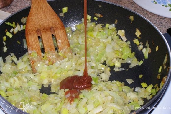Добавить лук-порей, жарить минуты две. В это время приготовить соус из соуса "Наршараб", меда и 1,5 ложек оливкового масла, влить соус в обжаренный лук, перемешать, отставить