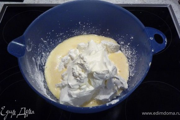 Разогреть духовку до 180°C. Взбить миксером яйца с сахаром и лимонным соком в течение 1 минуты. Добавить ванильный пудинг, перемешать. Затем добавить творог и маскарпоне. Хорошо перемешать.