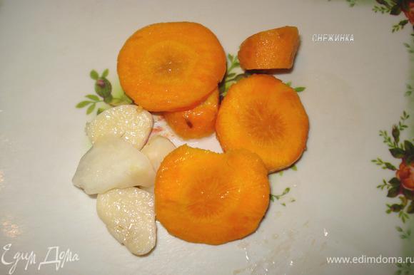 Морковь нарежьте кружочками, каждый зубчик чеснока разрежьте вдоль на 2–3 части. На фото — пример нарезания без учета количества.