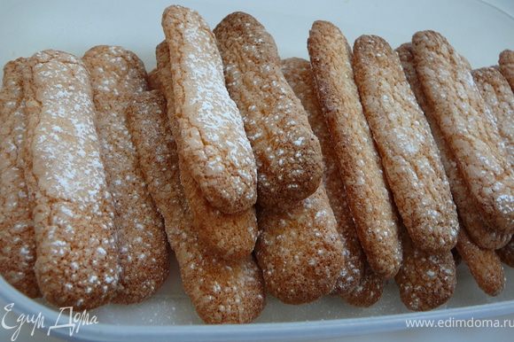 Приготовить бисквит и печенья"Савоярди"по рецепту Евы http://www.edimdoma.ru/retsepty/31180 половина теста идет на бисквит,половина на печенья.Бисквит выпекать в форме 20см.