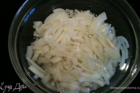 Лук порезать четверть кольцами. Из уксуса, сахара и соли приготовить маринад. В маринад положить лук и поставить в холодильник минимум на 1 час.