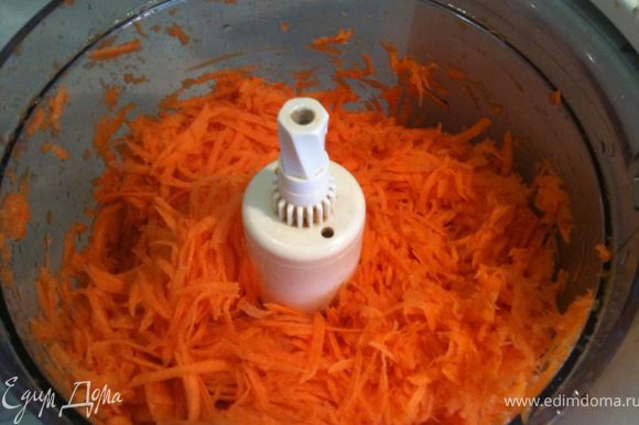 Морковь натереть на средней терке.
