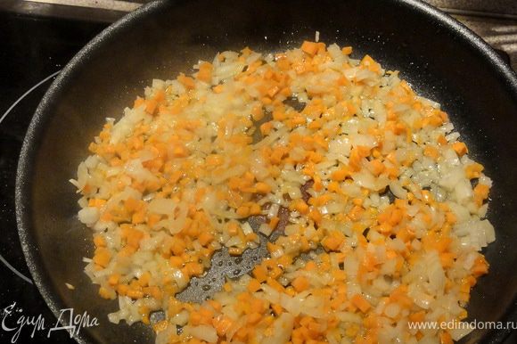 В это время нарезать лук и морковь мелкими кубиками и обжарить на масле (можно добавить 1-2 пера лука порея).