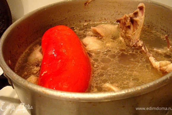 Отделить мясо от костей- из костей сварить бульон (без соли и всяких добавок)- варить на медленном огне 20 минут. В бульоне отварить целиком перец.