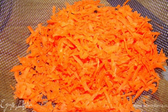 Морковь натереть на крупной тёрке.