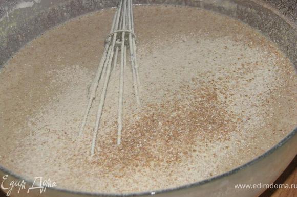 Добавить 2 вида пшеничной муки, если тесто все еще жидковатое, добавьте еще муки высшего сорта. В конце добавляем подсолнечное масло.