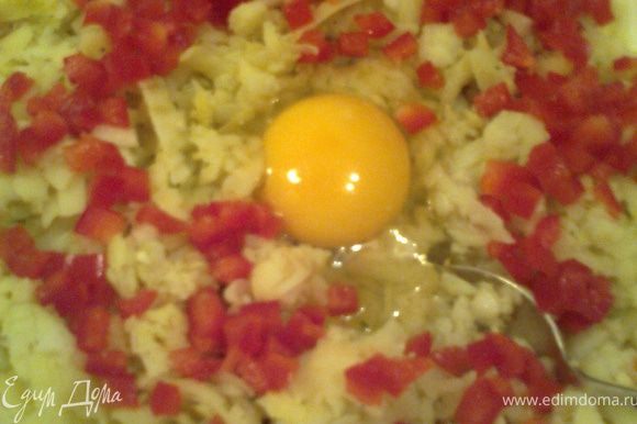 Бросить горсть яркого перца(для настроения и вкуса)и яйцо.Если картофель рассыпчатый,то-2 яйца.