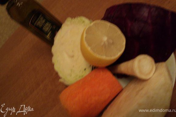 Продукты для салата ( забыла положить, когда фотографировала, апельсин, лук и зелень).