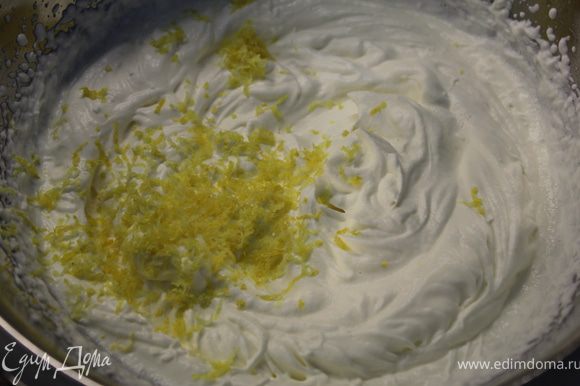 1 крем - взбить сливки с сахарной пудрой до состояния "стояния":). Добавить натертую цедру лимона, перемешать.