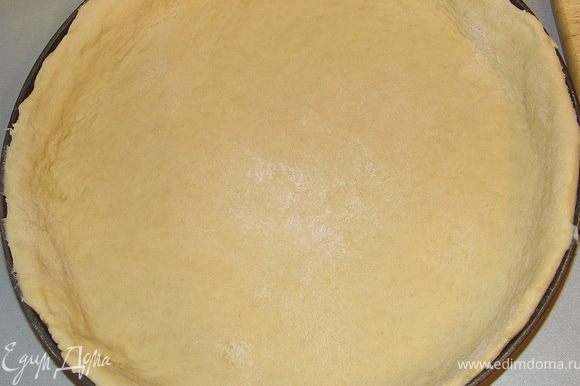 Тем временем мы разогреваем духовку до 180С и обмяли наше хорошо подошедшее тесто.Делим его на 2 части.На пирог уйдёт ровно половина.Смазываем сливочным маслом форму(у меня 30см)Раскатываем тесто и выкладываем в форму аккуратно обрезав излишки с краёв.