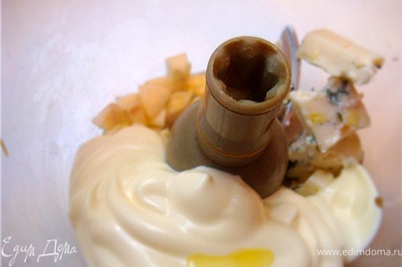Соус айоли: в блендере сбить майонез с чесноком и оливковым маслом+ моя добавка- кусочек сыра ДорБлю.
