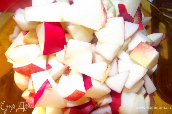 Яблоки порезать и сбрызнуть лимонным соком.