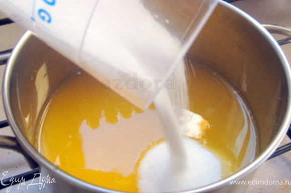 Перелить сок в катрюльку, добавить сахар, тёртую цедру одного апельсина (только оранжевую её часть, поскольку более светлая, нижняя, даёт горечь).