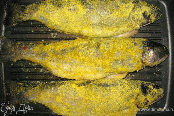 Смажем гриль растительным маслом и выложим на него наших рыбешек. Жарим рыбу 5-7 минут, периодически переворачивая до образования хрустящей корочки. Полента придает превосходный золотистый цвет нашей форели.