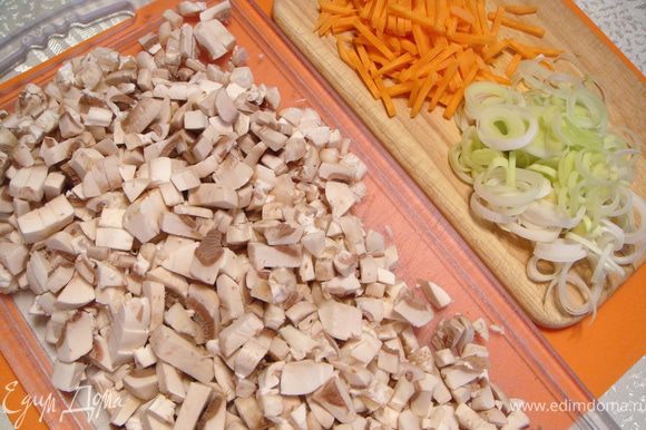 Почистить картошку, порезать небольшими кусочками. Грибы порезать некрупно, морковь - соломкой, а лук колечками.
