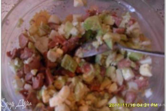 Мелко нарезать мякоть авокадо, сваренные яйца, огурец и печень трески. Посолить, поперчить, заправить майонезом.