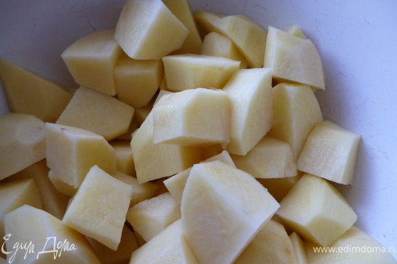 Картофель нарезать кубиком или дольками.