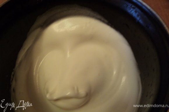 Приготовить белый крем: желатин залить водой, дать набухнуть и затем распустить на водяной бане. Сливки взбить с йогуртом, постепенно добавить сахарную пудру и, в конце распущенный желатин.