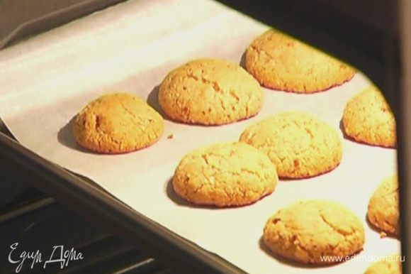 Противень выстелить бумагой для выпечки, выложить печенье и отправить в разогретую духовку на 12−15 минут.